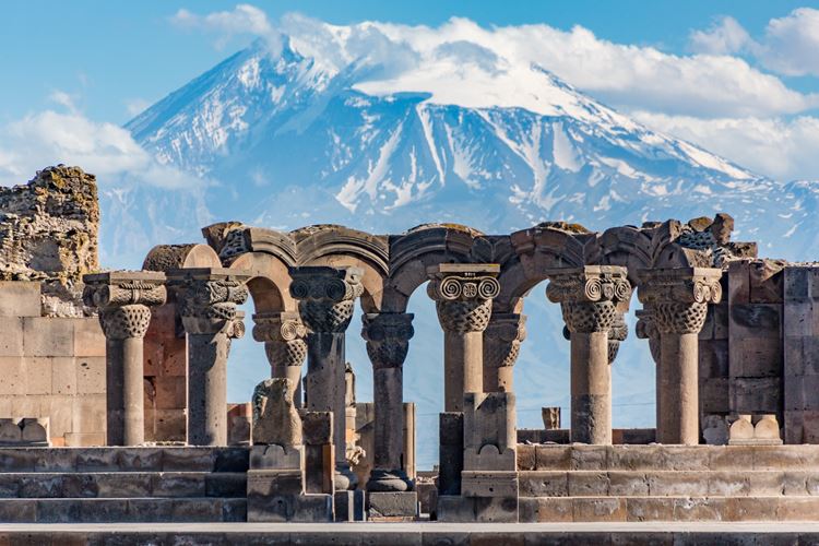 Chrám Zvarnots, katedrála Etchmiadzin